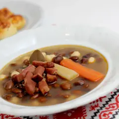 Ile kalorii ma zupa fasolowa? Sprawdź kaloryczność różnych wersji