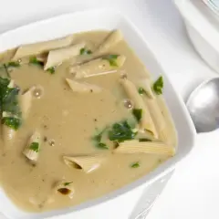 Ile kcal ma zupa grzybowa z makaronem? Sprawdź, jak zmniejszyć jej kaloryczność!