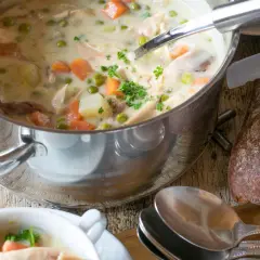 Jak skutecznie zagęścić zupę mąką bez grudek – proste kroki i sprawdzone porady