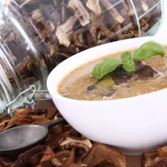 Jak zrobić zupę z suszonych grzybów, aby zachwycić smakiem i aromatem