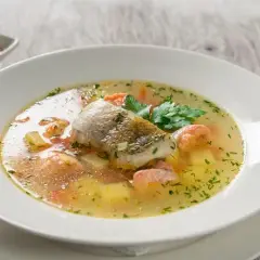 Jaką zupę do ryby wybrać, by zaskoczyć smakiem i aromatem?