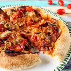 Szybki przepis na ciasto na pizzę, które zaoszczędzi Twój czas