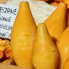 Z jakiego mleka robi się oscypki? Odkryj tajemnice tradycyjnego sera