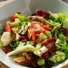 Sałatka z kozim serem i pomidorami: Przepis, porady i inspiracje