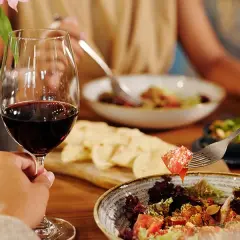 Co ugotować na randkę? Romantyczne przepisy, które zachwycą