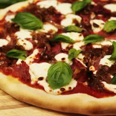 Pyszna pizza z kozim serem i szpinakiem, którą musisz spróbować