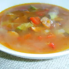 Czy leczo to zupa? Odkryj, co naprawdę kryje się w tej potrawie