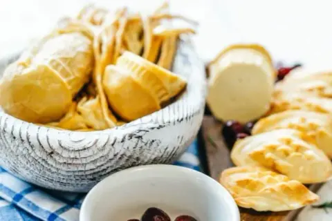 Czy pies może jeść oscypki? Sprawdź, jakie są zagrożenia zdrowotne