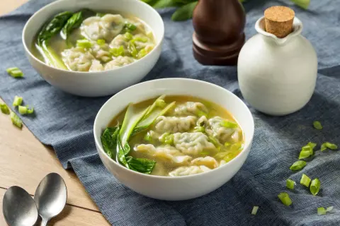 Zupa wonton co to - poznaj sekrety tej wyjątkowej chińskiej zupy