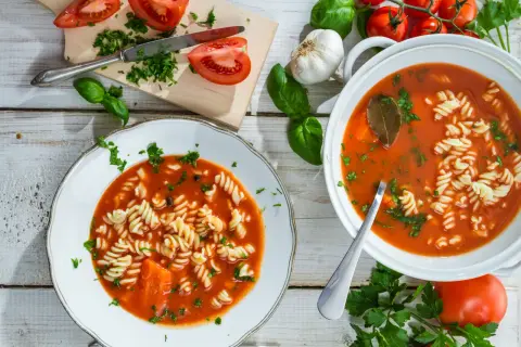 Zupa pomidorowa ile może stać w lodówce? Sprawdź, zanim zepsuje się!