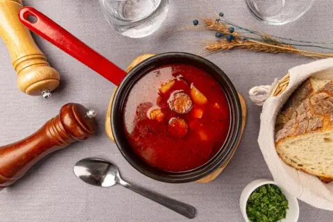 Jak ugotować zupę gulaszową, by zachwycić smakiem każdego gościa