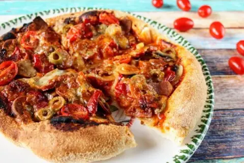 Szybki przepis na ciasto na pizzę, które zaoszczędzi Twój czas