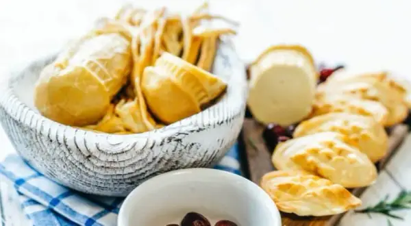 Czy pies może jeść oscypki? Sprawdź, jakie są zagrożenia zdrowotne