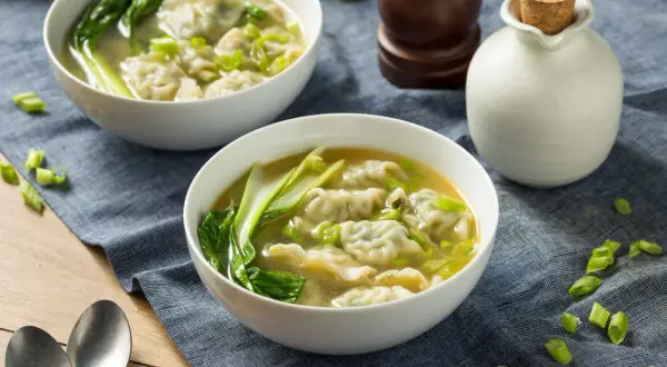 Zupa wonton co to - poznaj sekrety tej wyjątkowej chińskiej zupy