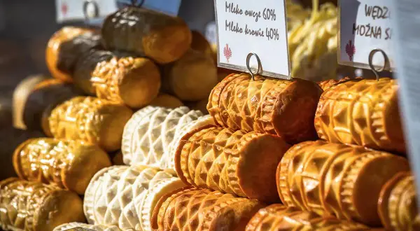 Jak smakuje oscypek? Odkryj jego wyjątkowy smak i idealne parowanie