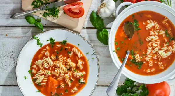 Zupa pomidorowa ile może stać w lodówce? Sprawdź, zanim zepsuje się!