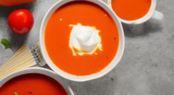 Ile kalorii ma zupa pomidorowa z makaronem i śmietaną? Sprawdź, jak kontrolować dietę!