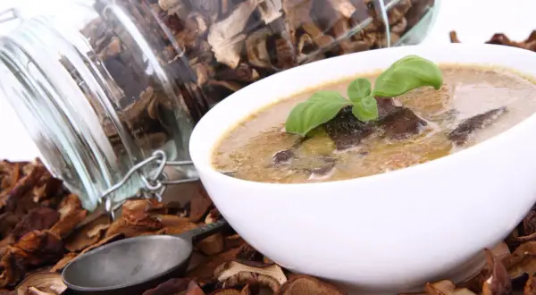 Jak zrobić zupę z suszonych grzybów, aby zachwycić smakiem i aromatem