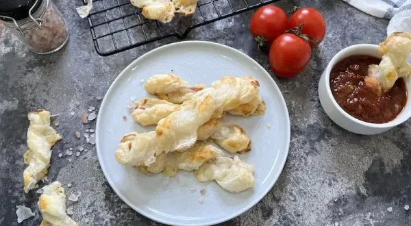 Pyszne przepisy na ciasto francuskie z kozim serem, które zachwycą