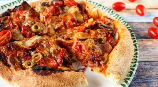 Szybki przepis na ciasto na pizzę, które zaoszczędzi Twój czas