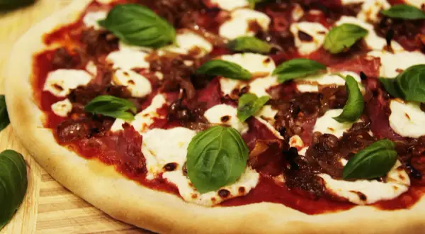 Pyszna pizza z kozim serem i szpinakiem, którą musisz spróbować