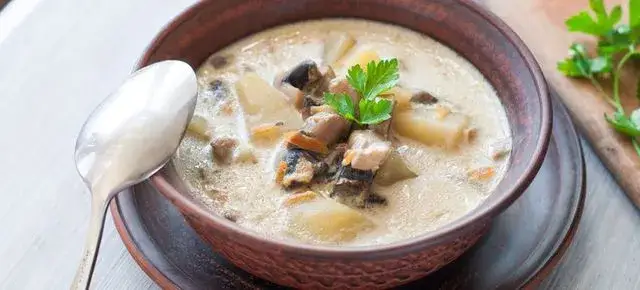 Zdjęcie Ile kcal ma zupa grzybowa z makaronem? Sprawdź, jak zmniejszyć jej kaloryczność!